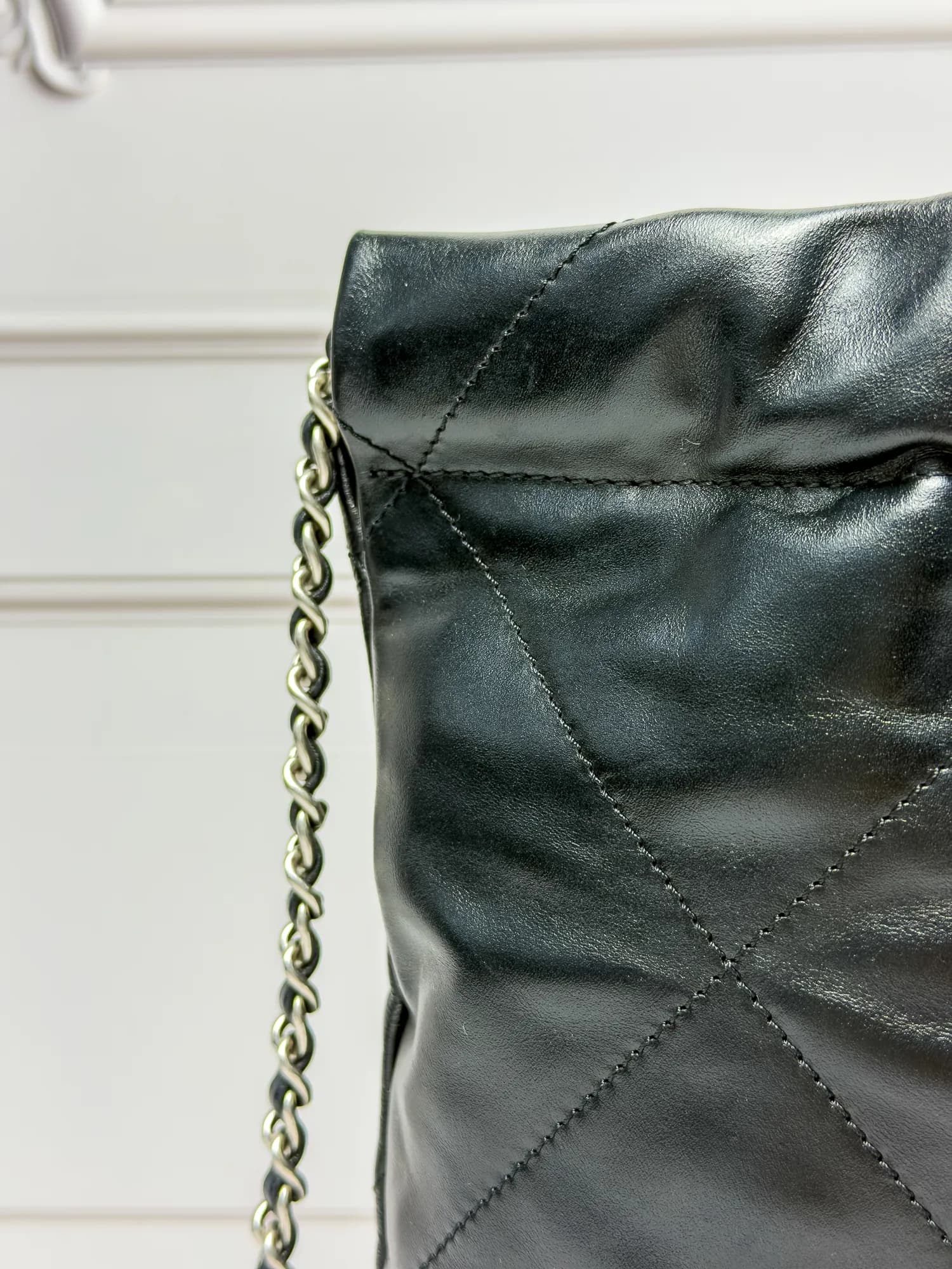 샤넬 22백 미니 블랙 은장 (내장칩 모델) view 2