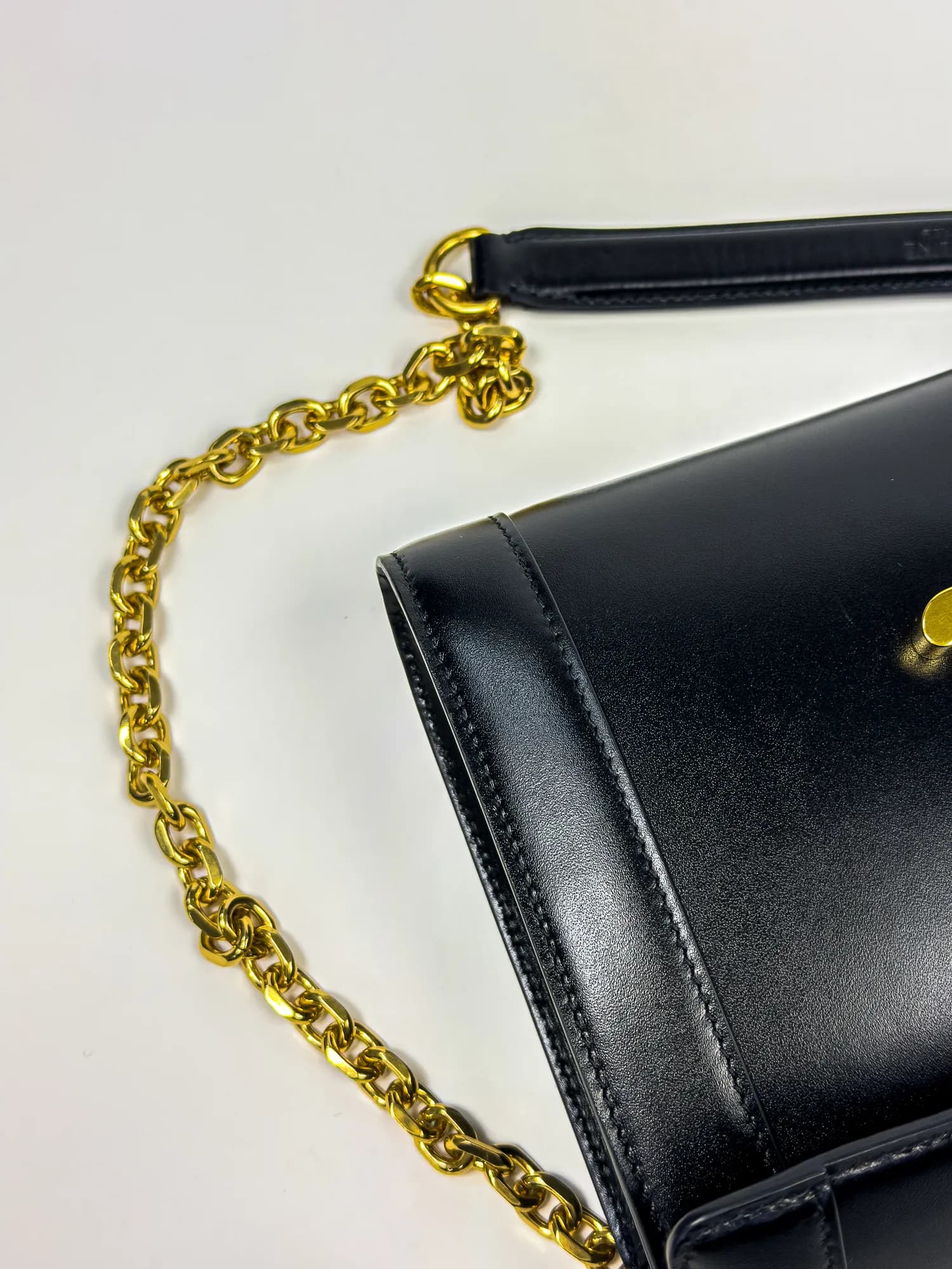 셀린느 샤이니 카프스킨 트리옹프 체인백 view 2